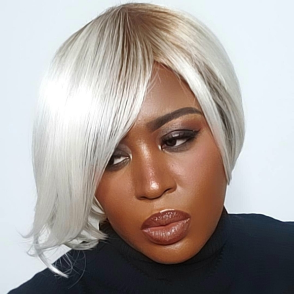 One Silver Synthetic Bob Pre ❤ Bob Wig FOR SALE - Picture 3 of 6